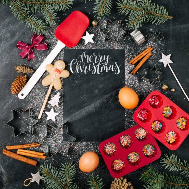 çerçeve Noel davranır ve çam çırpı ile siyah arka plan üzerinde şeyler yemek mutfak