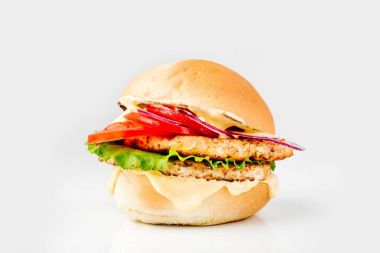 lezzetli Burger ile sığır eti, domates, peynir, marul ve beyaz arka plan üzerinde izole soğan