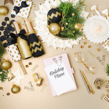 defter ve ayarlama tablo Noel topları ve malzeme altın ve siyah renklerde dekore edilmiş yat. Kart metni tatil planları ile