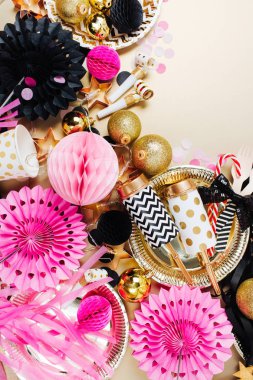 Noel topları ve altın, siyah ve pembe renklerde poppers ile şenlikli dekorasyon arka plan