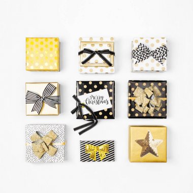 Altın, beyaz ve siyah kağıt sarılmış hediye kutuları kümesi. Merry Christmas etiketi 