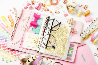 defter ile gözlük ve tablo şeritler bileşimi 