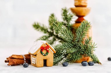 Kurabiye evi dekore edilmiş çam dalları ve çilek ile