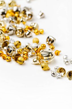 Beyaz arka plan, Noel arka plan üzerinde altın ve gümüş Jingle bells 