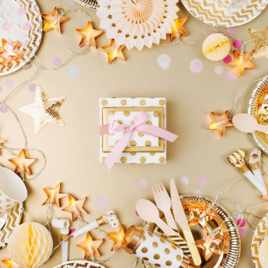 sarılmış hediye, Tablo ayarı Noel süsleri ve elektrik garland, dekore edilmiş yat