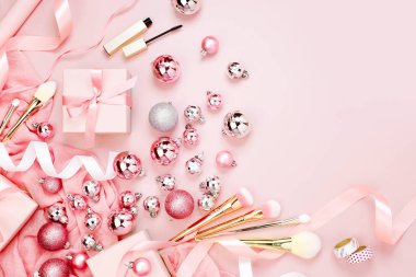 Düz yatıyordu tatil arka plan ile Noel topları, kurdeleler ve pastel pembe renkli hediyeler