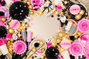 Çerçeve şenlikli süslemeler altın, siyah ve pembe renklerde yapılır