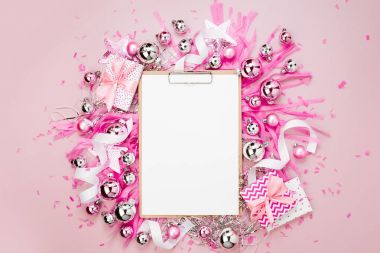 Düz yatıyordu tatil ile arka plan boş Pano, Noel topları, kurdeleler ve pembe renkli hediyeler