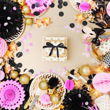 Hediye kutusu ile parti dekorasyon arka plan. Altın, siyah ve pembe renkler