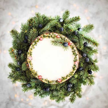 Çam dalları ve çilek Noel kek dekore edilmiş, yakın çekim