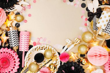 Çerçeve şenlikli süslemeler altın, siyah ve pembe renklerde yapılır