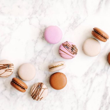 Mermer masa üzerinde lezzetli renkli macaroons