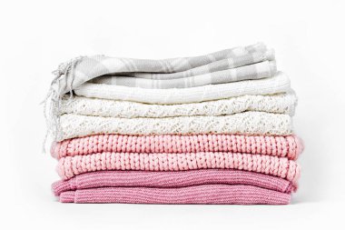 Sıcak giysiler kazak ve beyaz arka plan üzerinde izole ekose yığını