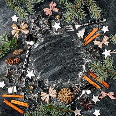 çerçeve köknar twigs, mutfak eşyaları, tarçın ve Noel süsleri 