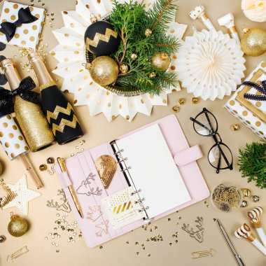 defter ve ayarlama tablo Noel topları ve malzeme altın ve siyah renklerde dekore edilmiş yat