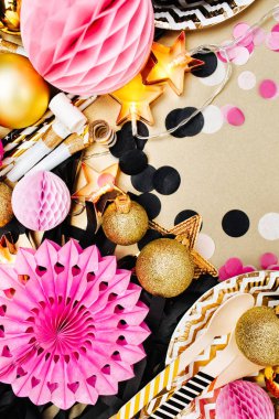 Noel topları ve altın, siyah ve pembe renklerde poppers ile şenlikli dekorasyon arka plan