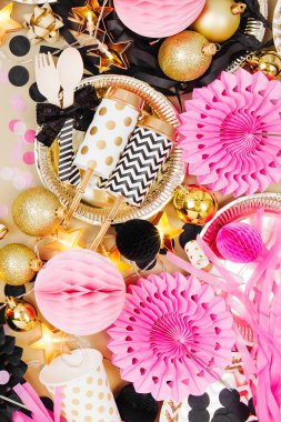 Noel topları ve altın, siyah ve pembe renklerde poppers ile şenlikli dekorasyon arka plan
