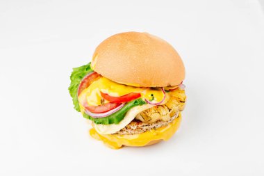 lezzetli Burger ile sığır eti, domates, peynir, marul ve beyaz arka plan üzerinde izole soğan