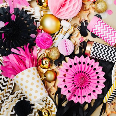 Noel topları ve altın, siyah ve pembe renklerde poppers ile şenlikli dekorasyon arka plan