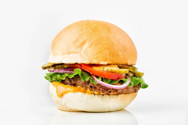 lezzetli Burger ile sığır eti, domates, peynir, marul ve beyaz arka plan üzerinde izole soğan