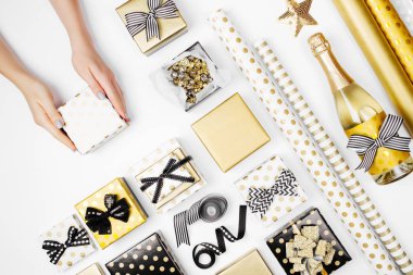 Güzel hediye kutusu, Noel tatili ve tebrik sezon kavramı tutan eller