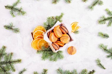 lezzetli macaroons ve kuru portakal kutusu çam çırpı ile dekore edilmiştir. 