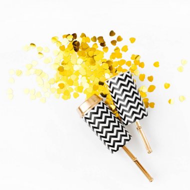 Beyaz zemin üzerine konfeti Poppers itmek, Görünümü Kapat