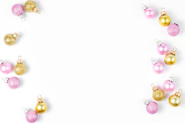 Pembe ve altın Noel topları beyaz arka plan üzerinde çerçeve yapılmış