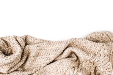 Beyaz arka plan üzerinde sıcak örme yün, İpek eşarp 