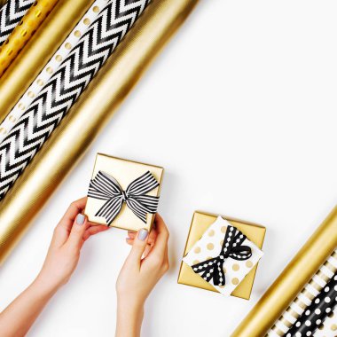 erkek kaydırma hediyeler eller. Kağıdı sarma kümesi altın renk rulo