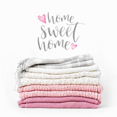 örme giyim ve beyaz arka plan üzerinde Home Sweet Home metin yığını 