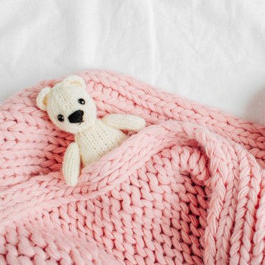 çok güzel beyaz oyuncak ayı örme pembe eşarp