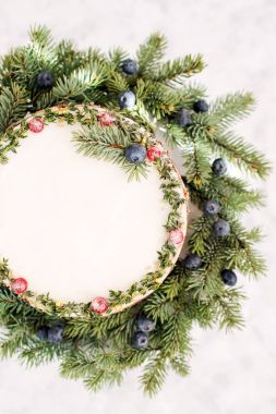 Çam dalları ve çilek Noel kek dekore edilmiş, yakın çekim