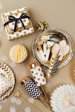 sarılmış hediye, yılbaşı süsleri, düz bir şekilde dekore edilmiş ayarlama tablo yatıyordu