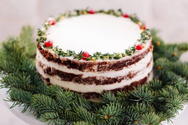 Çam dalları ve çilek Noel kek dekore edilmiş, yakın çekim