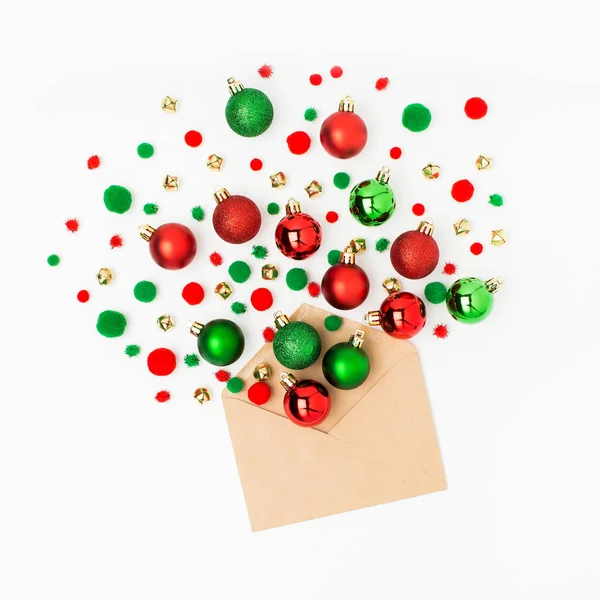 Vermelho Verde Bolas Natal Fora Envelope Fundo Branco — Fotografia de Stock