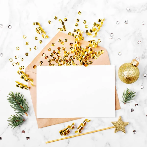 Carte Blanche Enveloppe Avec Belles Décorations Noël Branches Sapin Confettis — Photo