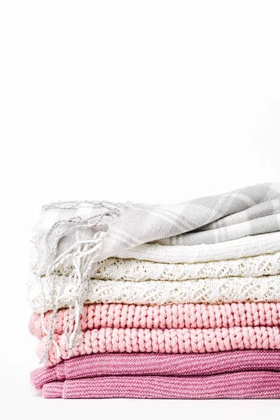 暖かい服セーター 白い背景で隔離の格子縞のスタック — ストック写真