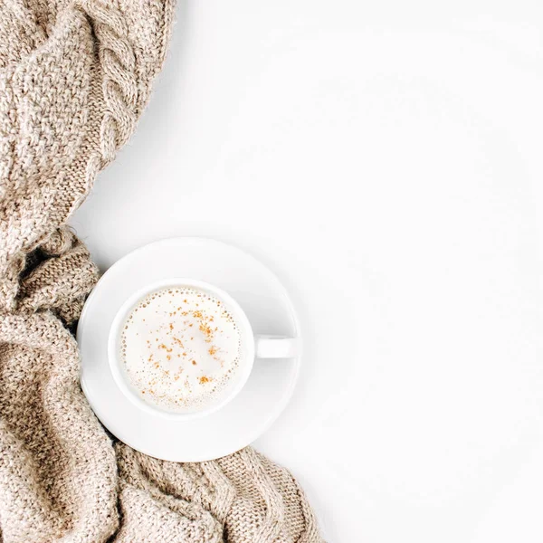 Kopp Utsökt Cappuccino Sängen Med Varm Pläd Kopiera Utrymme — Stockfoto