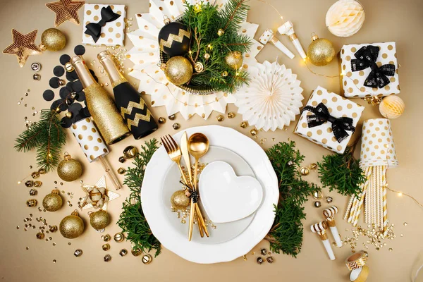 Instelling Van Tabel Versierd Met Kerstballen Spullen Gouden Zwarte Kleuren — Stockfoto