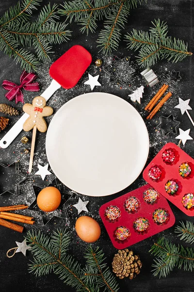 Weißer Teller Mit Rahmen Von Weihnachtsleckereien Und Backwaren Auf Schwarzem — Stockfoto