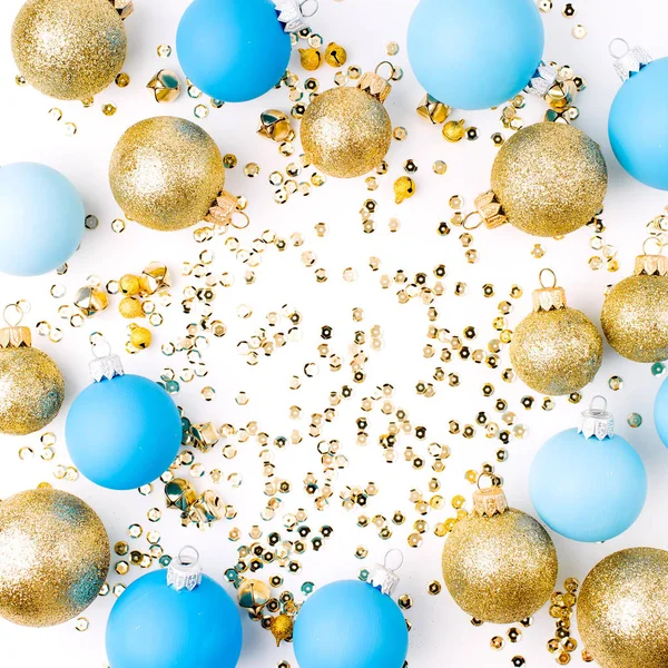 Quadro Feito Bolas Natal Azul Dourado Com Confete Fundo Branco — Fotografia de Stock