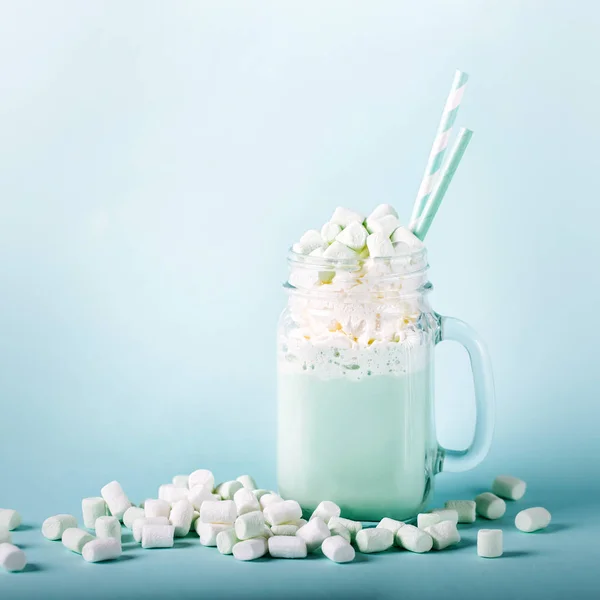 Xícara Cacau Delicioso Com Marshmallows Palhas Fundo Azul — Fotografia de Stock