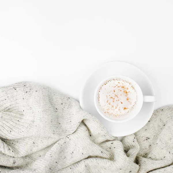 Kopp Utsökt Cappuccino Sängen Med Varm Pläd Kopiera Utrymme — Stockfoto