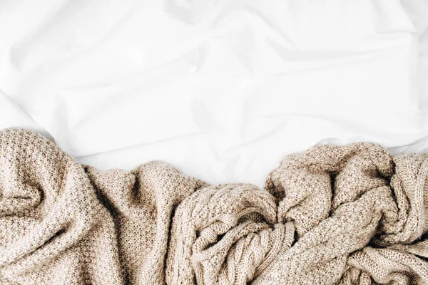 Warme Plaid Bed Met Wit Beddengoed — Stockfoto