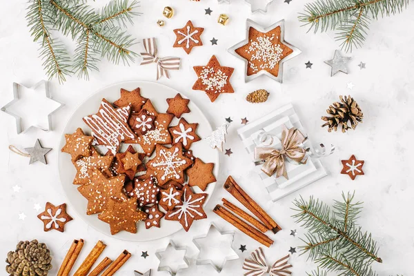 Köstliche Hausgemachte Weihnachts Lebkuchenkomposition Mit Zimtstangen Und Tannenzweigen — Stockfoto