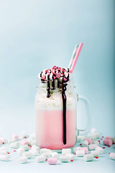 Xícara Deliciosa Bebida Rosa Com Marshmallows Palhas Fundo Azul — Fotografia de Stock