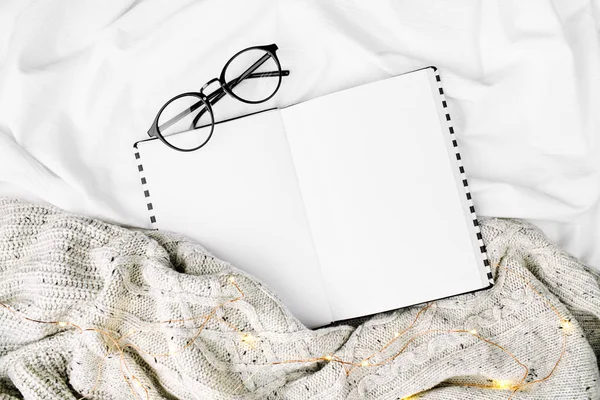Noteboook Con Páginas Blanco Bufanda Punto Suave — Foto de Stock