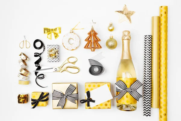 Vánoční Sada Dárkové Krabičky Láhev Šampaňského Luky Dekorace Balicí Papír — Stock fotografie