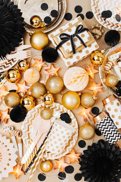 Configuração Mesa Decorada Com Bolas Natal Coisas Cores Douradas Pretas — Fotografia de Stock